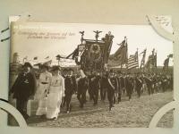 DE_Place_1900-1949_DEUTSCHES TURNFEST IN LEIPZIG. Einbringung des Banners.jpg