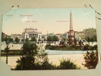 DE_Place_1900-1949_Leipzig. Augustusplatz. Neues Theater. Mendebrunnen.jpg