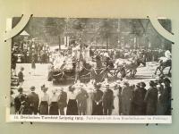 DE_Place_1913_DEUTSCHES TURNFEST IN LEIPZIG. Der Fahnenmarsch bei den allgemeinen Freiubungen (2).jpg